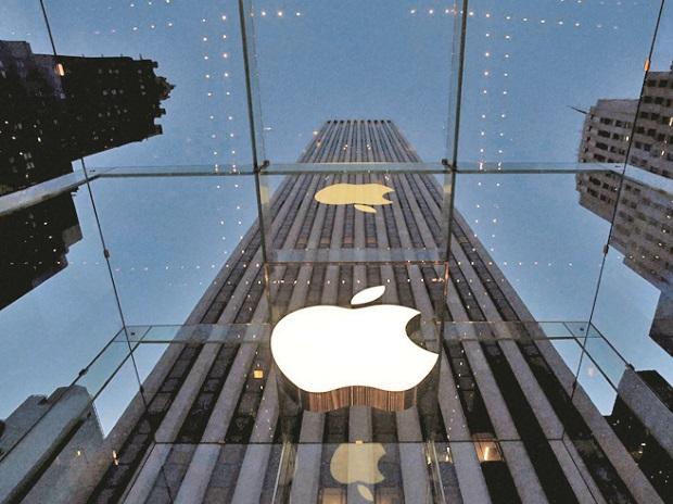 Apple's market cap tops $900 billion
